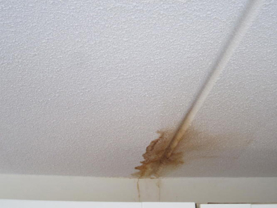 Lekkage vlekken in plafond verwijderen